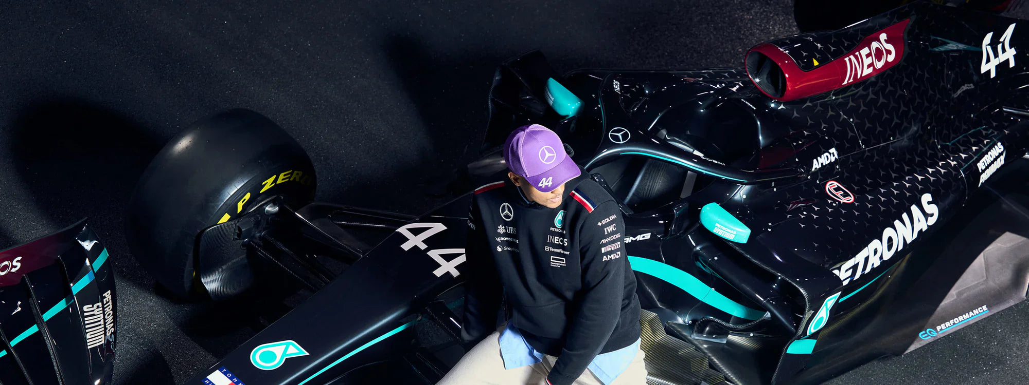 Les tenues officielles de l’équipe Mercedes-AMG Petronas : adoptez le look paddock